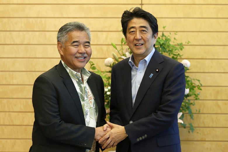 David Ige shakes hands with Shinzo Abe.
